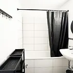 Monteurwohnungen Mit Tv, Internet, Parkplatz, Waschmaschine, Kueche, Balkon, Restaurants Und Supermarkt 아파트