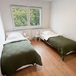 아파트 Monteurwohnungen Mit Tv, Internet, Parkplatz, Waschmaschine, Kueche, Balkon, Restaurants Und Supermarkt