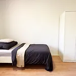 Monteurwohnungen Mit Tv, Internet, Parkplatz, Waschmaschine, Kueche, Balkon, Restaurants Und Supermarkt *