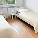 아파트 Monteurwohnungen Mit Tv, Internet, Parkplatz, Waschmaschine, Kueche, Balkon, Restaurants Und Supermarkt *