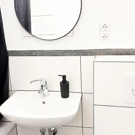 Monteurwohnungen Mit Tv, Internet, Parkplatz, Waschmaschine, Kueche, Balkon, Restaurants Und Supermarkt Apartment