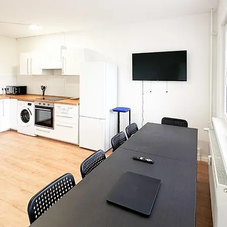 Monteurwohnungen Mit Tv, Internet, Parkplatz, Waschmaschine, Kueche, Balkon, Restaurants Und Supermarkt