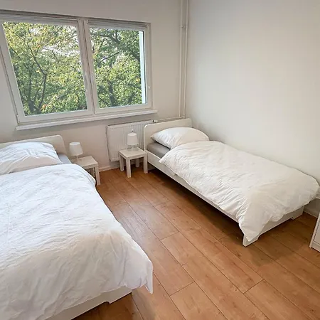 Monteurwohnungen Mit Tv, Internet, Parkplatz, Waschmaschine, Kueche, Balkon, Restaurants Und Supermarkt Apartment *