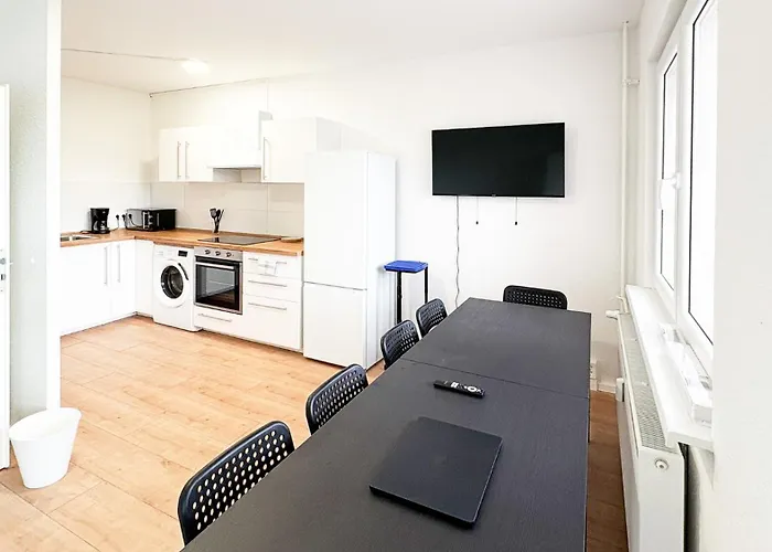 Monteurwohnungen Mit Tv, Internet, Parkplatz, Waschmaschine, Kueche, Balkon, Restaurants Und Supermarkt